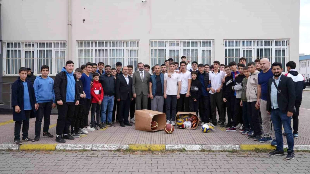 Gürsu Belediye Başkanı Mustafa Işık, okullara spor malzemeleri dağıtıyor