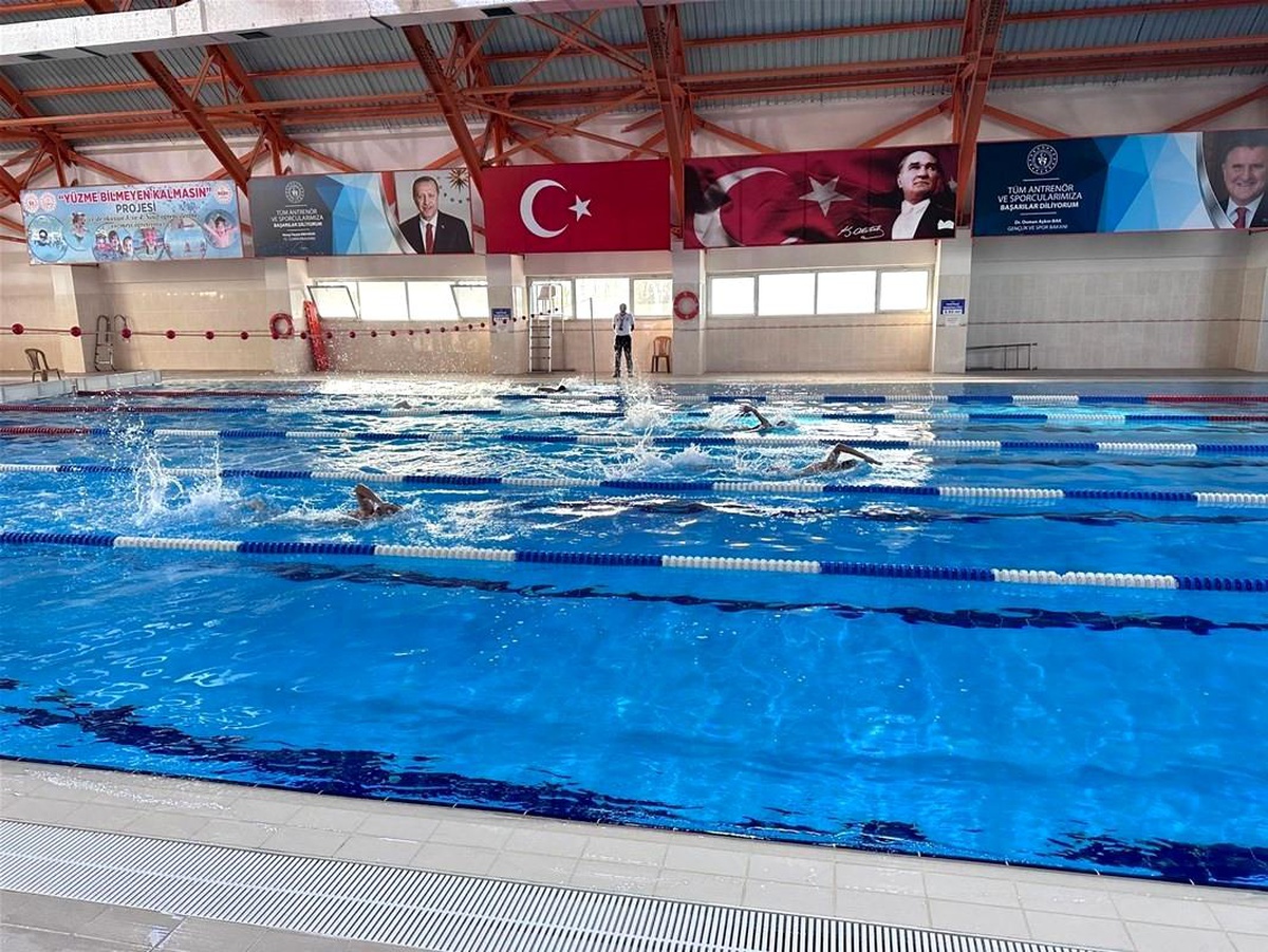 Düzce\'de Okul Sporları Yüzme Müsabakaları Gerçekleştirildi