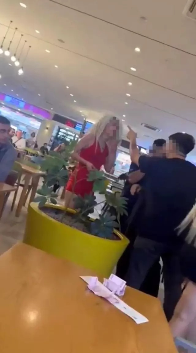 İstiklal Caddesi'nde Kadınlar Arasında Kavga Çıktı İstiklal Caddesi'nde Kadınlar Arasında Kavga Çıktı