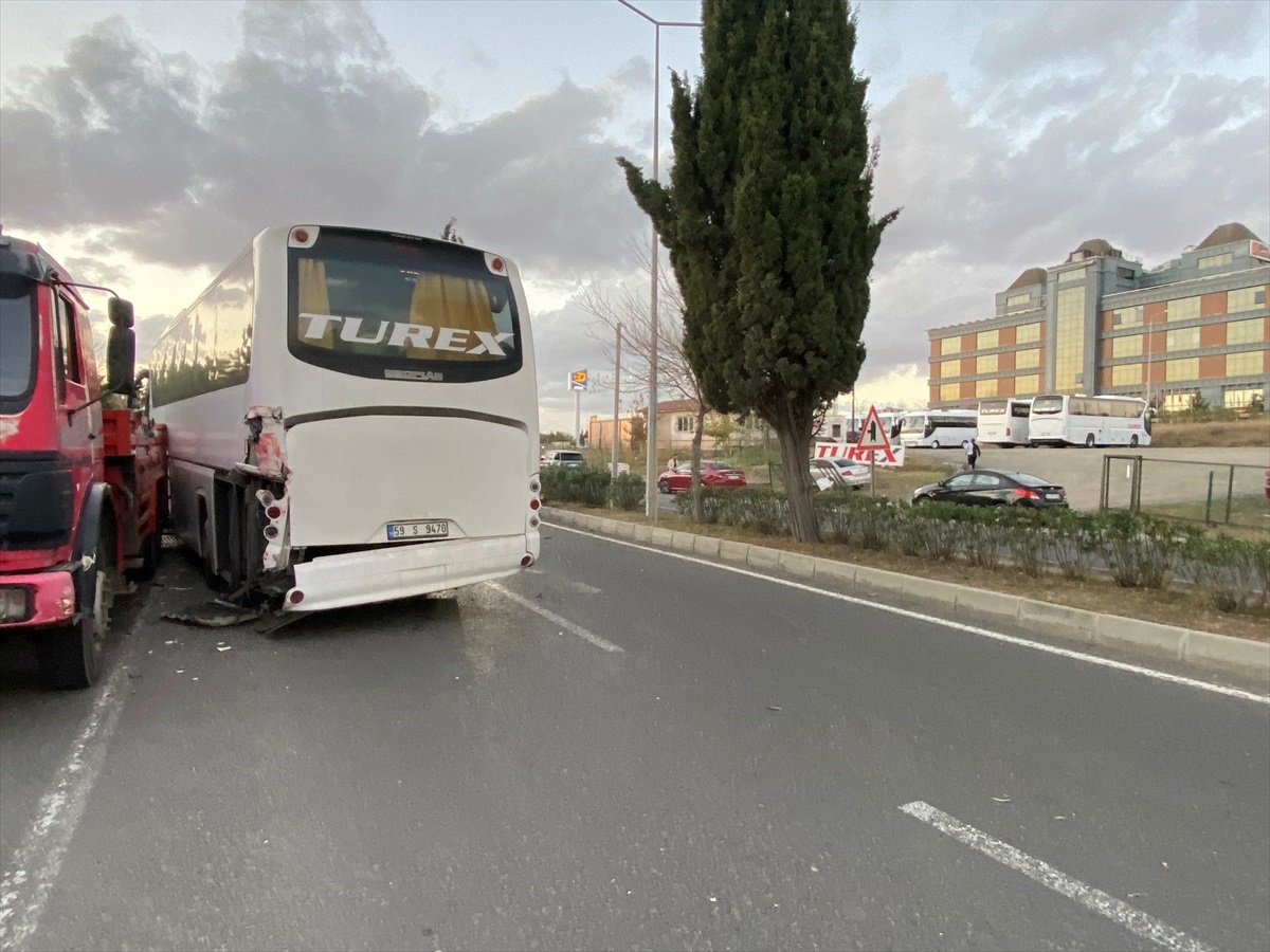 Çorlu\'da freni boşalan otobüs otomobile ve vince çarptı