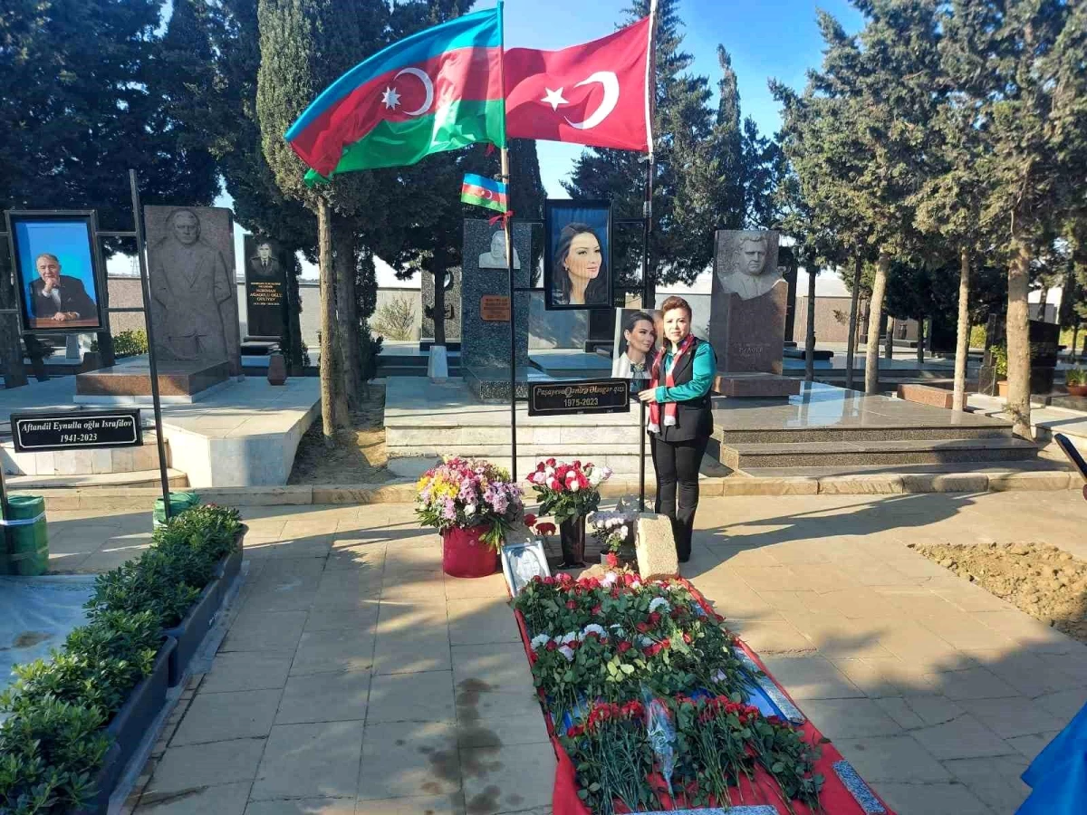 Ayşe Paslanmaz, Ganire Paşayeva\'nın mezarına Türkiye toprağını götürdü