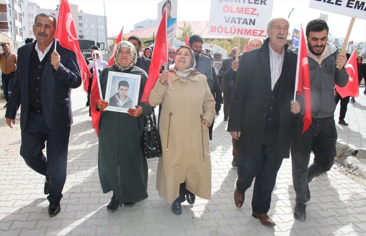Van\'da HDP\'yi sorumlu tutan aileler eylemlerine devam ediyor