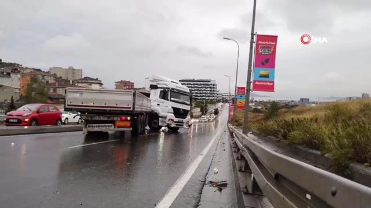 Yağan yağmurla kontrolden çıkan tır refüje çıktı