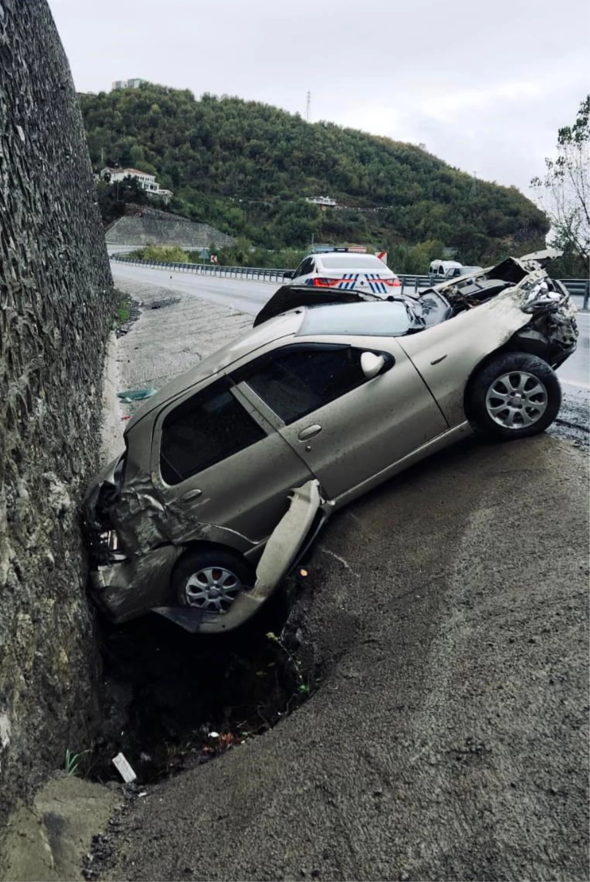 Zonguldak\'ta Otomobil Duvara Çarptı: 2 Yaralı