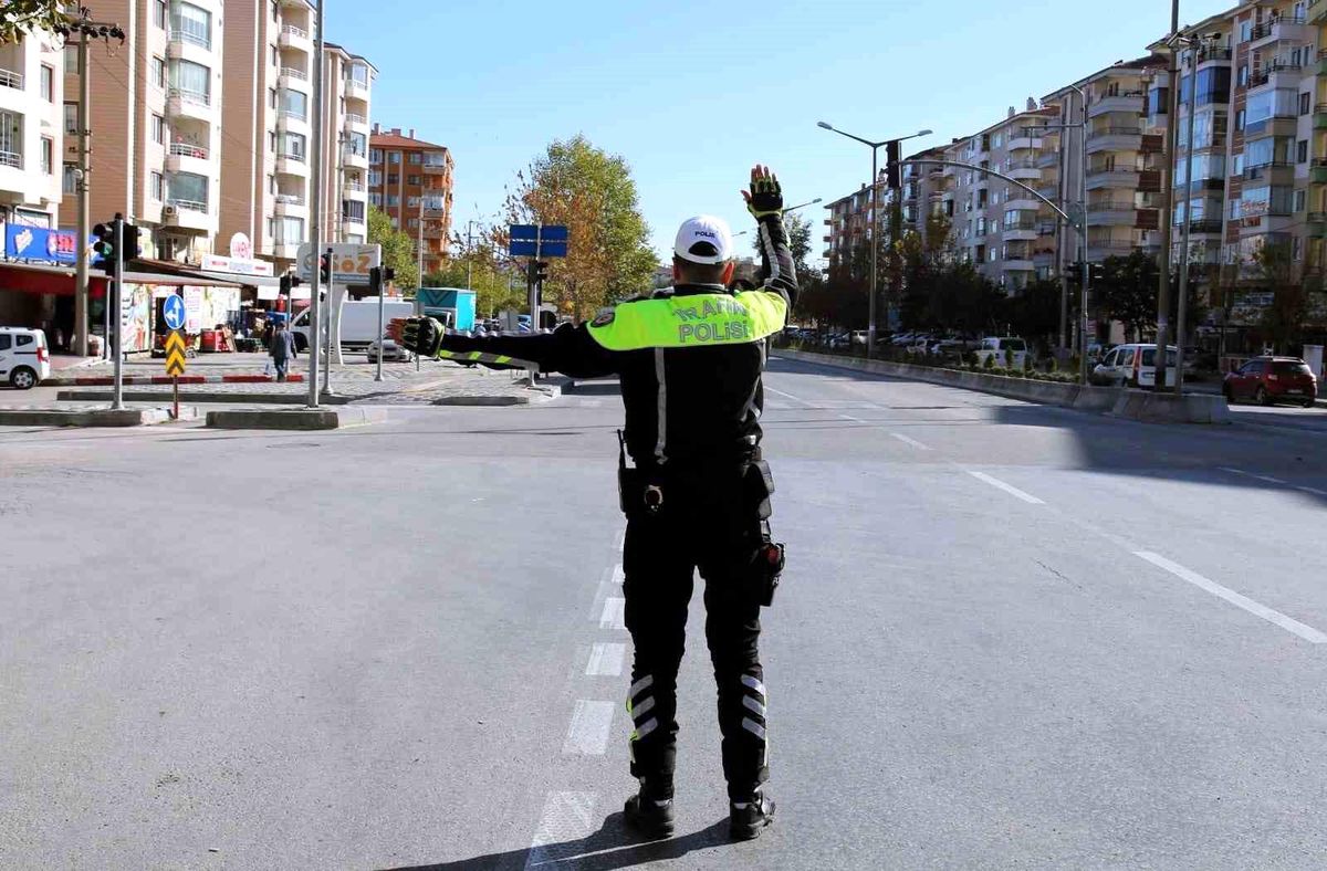 Afyonkarahisar\'da yapılan trafik denetiminde 112 sürücüye ceza