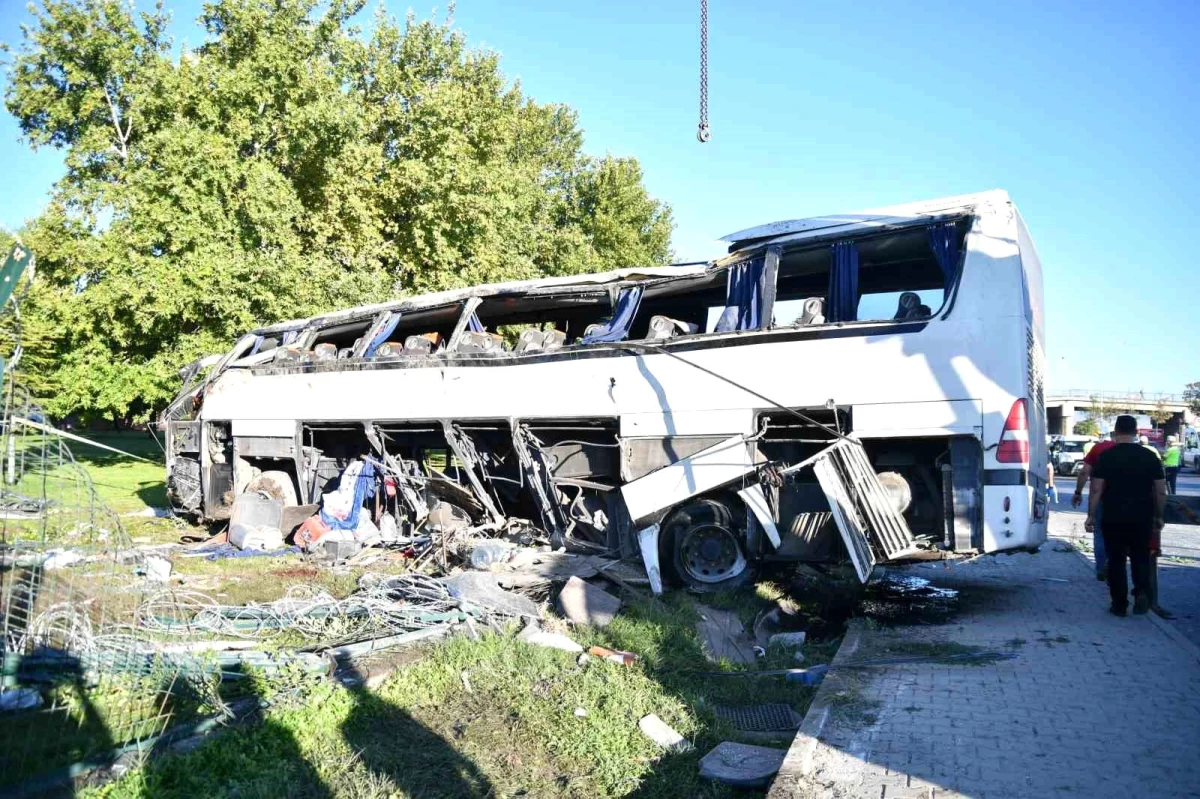 Eskişehir\'de servis aracı kazasında 2 kişi hayatını kaybetti, 12 kişi yaralandı