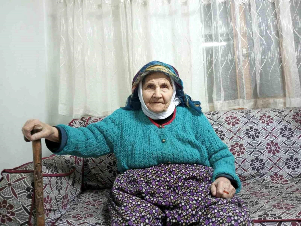 96 yaşındaki Keziban Akçalı, 90 yıl önce ezberlediği Atatürk şiirini hala okuyor