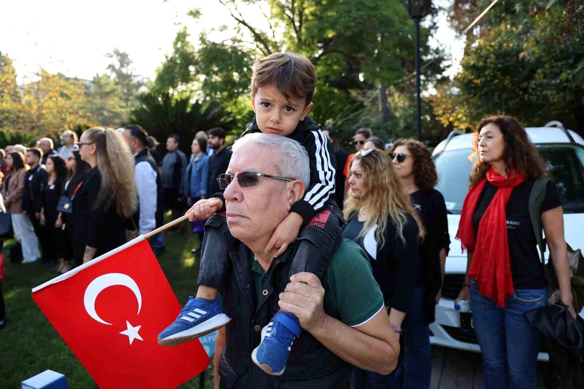 Adana\'da Atatürk\'ün Ölüm Yıl Dönümüne Saygı Duruşu