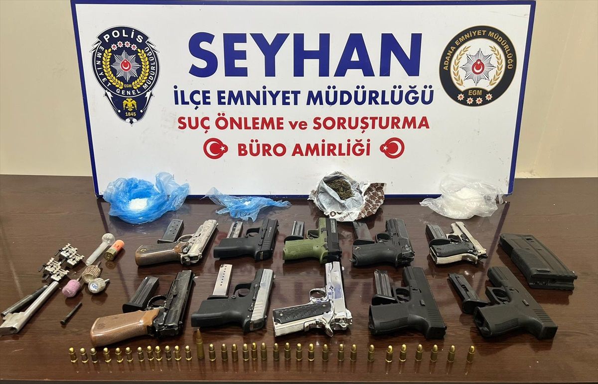 Adana\'da Operasyonda Silah ve Uyuşturucu Ele Geçirildi, 3 Şüpheli Gözaltına Alındı