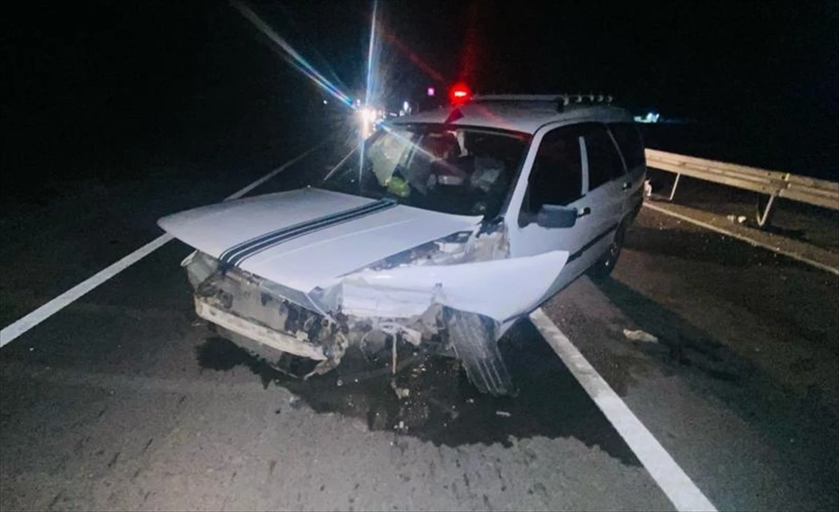 Aksaray\'da Lastiği Patlayan Otomobilin Bariyerlere Çarpması Sonucu 6 Kişi Yaralandı