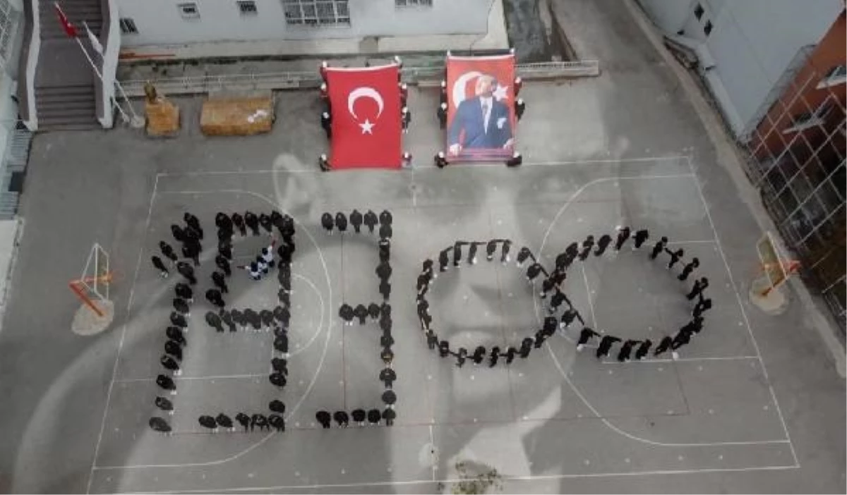 Amasya\'da Öğrencilerden Atatürk Koreografisi