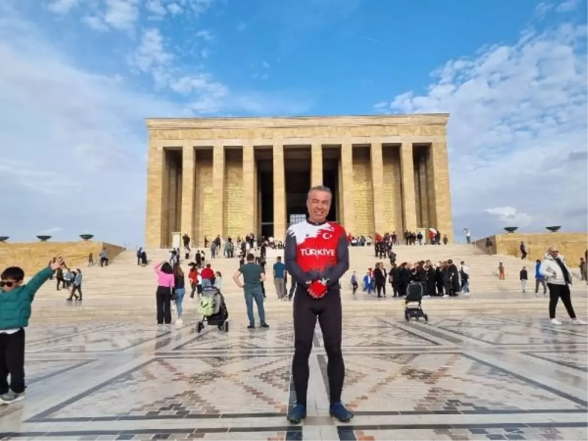 Gazi, Atatürk\'ün ölüm yıl dönümünde bisikletle Anıtkabir\'e geldi