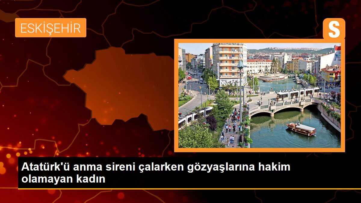 Atatürk\'ü anma sireni çalarken gözyaşlarına hakim olamayan kadın