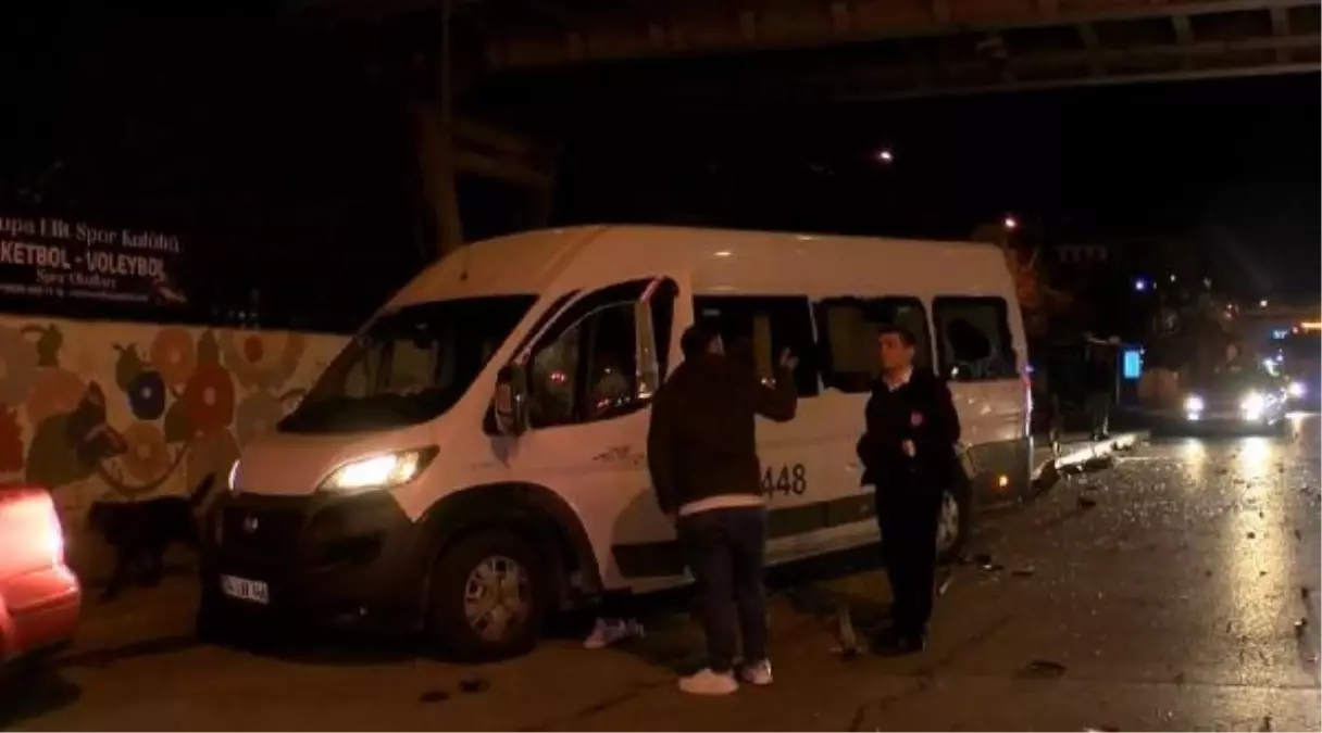 Avcılar'da Kontrolden Çıkan Otomobil Demir Korkuluklara ve Taksiye Çarptı