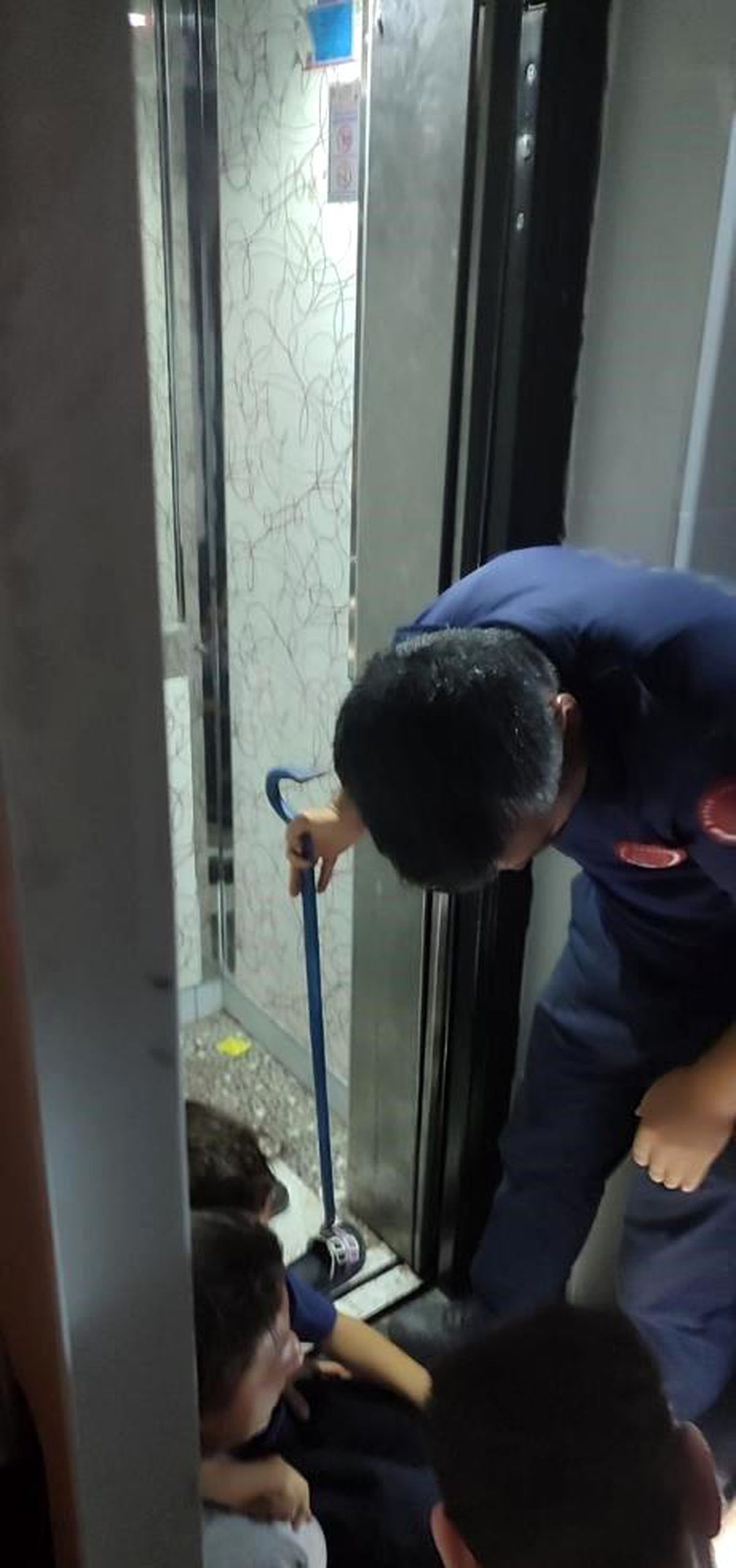 İskenderun\'da Asansöre Sıkışan Çocuk İtfaiye Tarafından Kurtarıldı