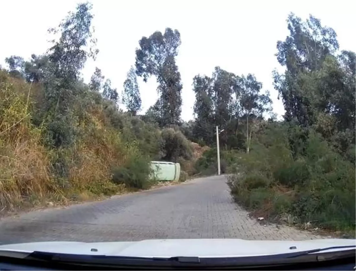 Aydın\'da freni tutmayan minibüs devrildi: 3 yaralı