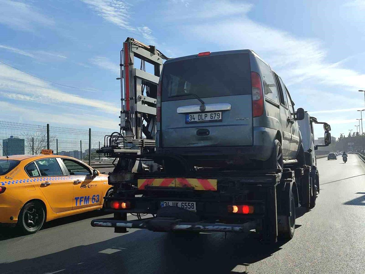 Bahçelievler\'de araç bariyerlere saplandı, sürücü yaralandı