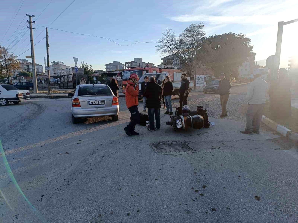 Balıkesir\'de otomobil ile motosiklet çarpıştı: 2 yaralı