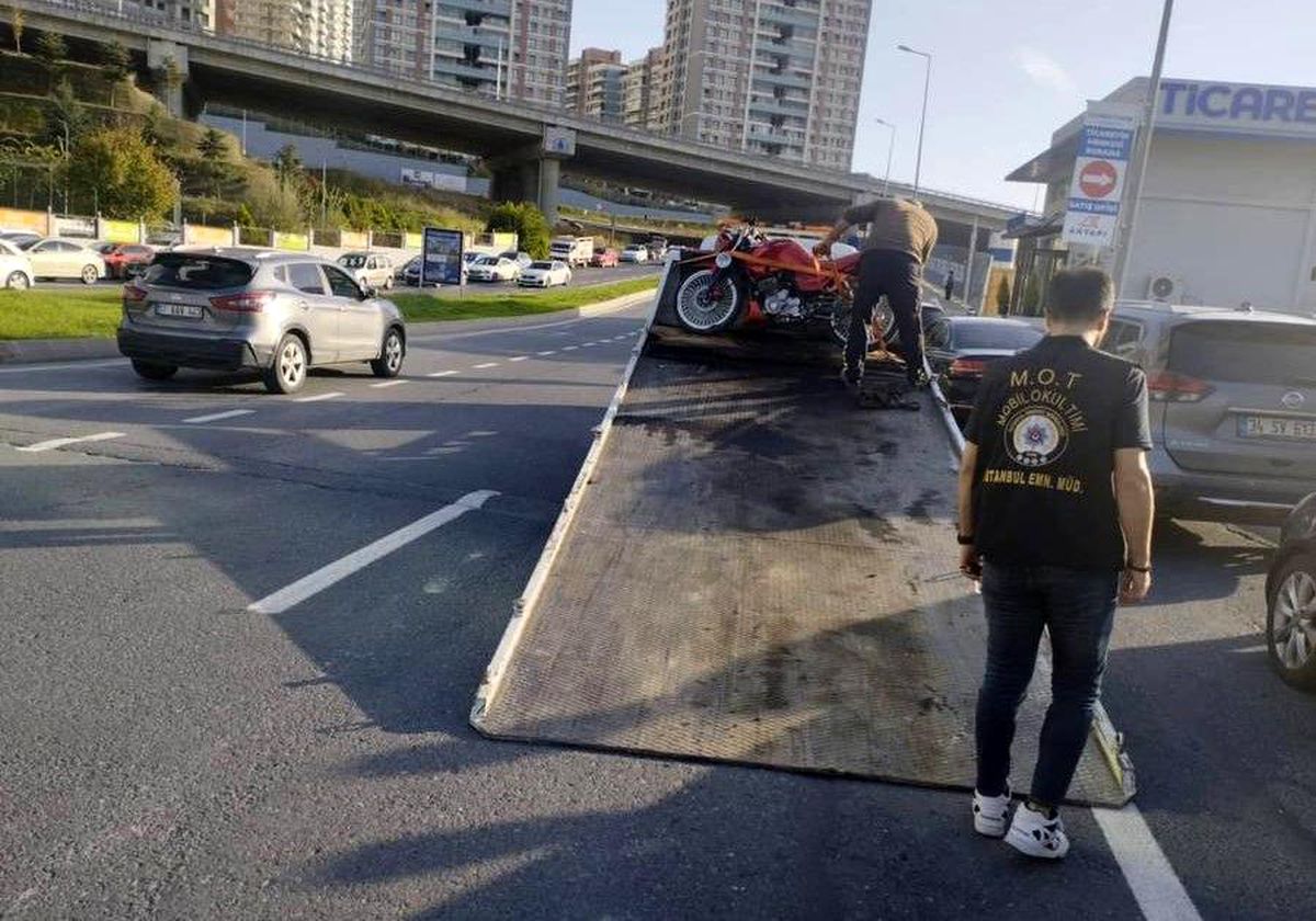 Başakşehir\'de Abartı Egzozlu Motosikletle Çevreye Rahatsızlık Veren Şahıslar Yakalandı