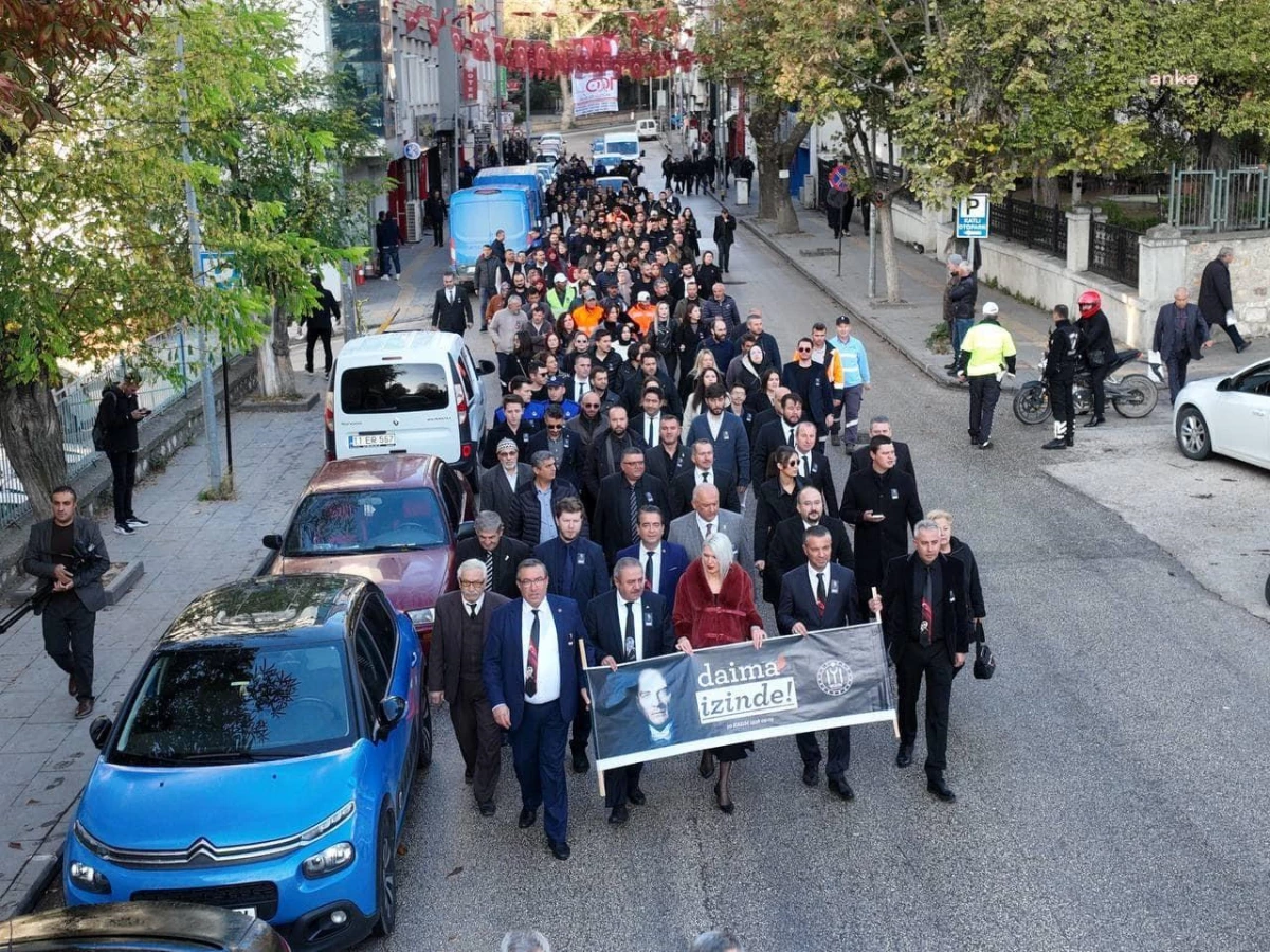 Bilecik Belediyesi, Atatürk\'ü Anma Günü\'nde yürüyüş düzenledi