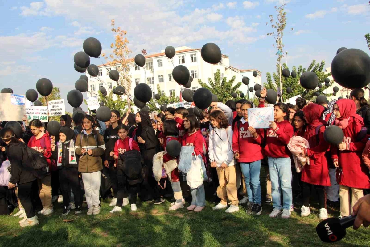 Batman\'da Lise Öğrencileri İsrail\'in Gazze\'ye Yönelik Saldırılarını Protesto Etti