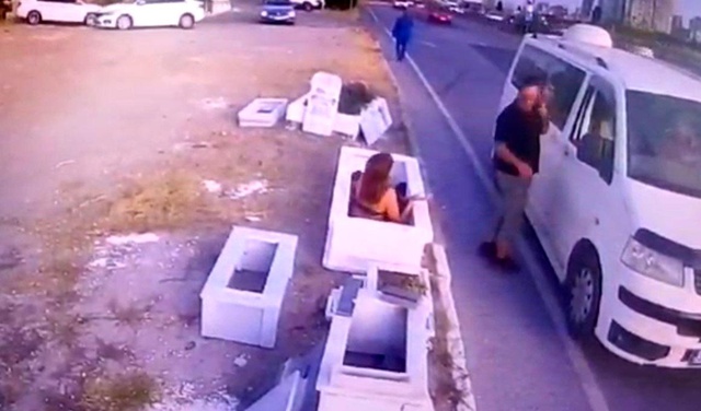 Büyükçekmece'de Bir Kadın Boş Mezara Girdi Büyükçekmece'de Bir Kadın Boş Mezara Girdi