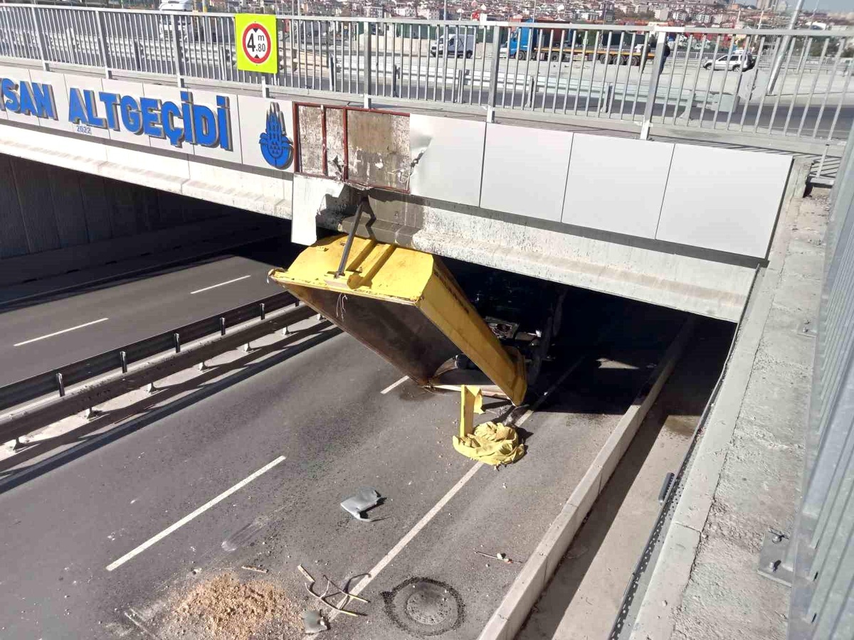 Beylikdüzü\'nde Hafriyat Kamyonunun Dorsesi Alt Geçitte Takıldı