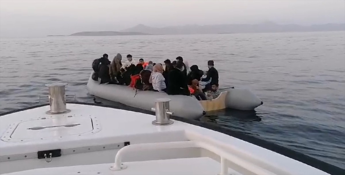 Yunanistan unsurları tarafından Türk kara sularına itilen 77 düzensiz göçmen kurtarıldı