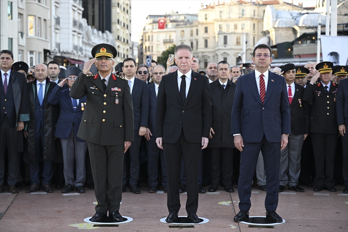 Atatürk\'ün ölüm yıl dönümü İstanbul\'da törenle anıldı