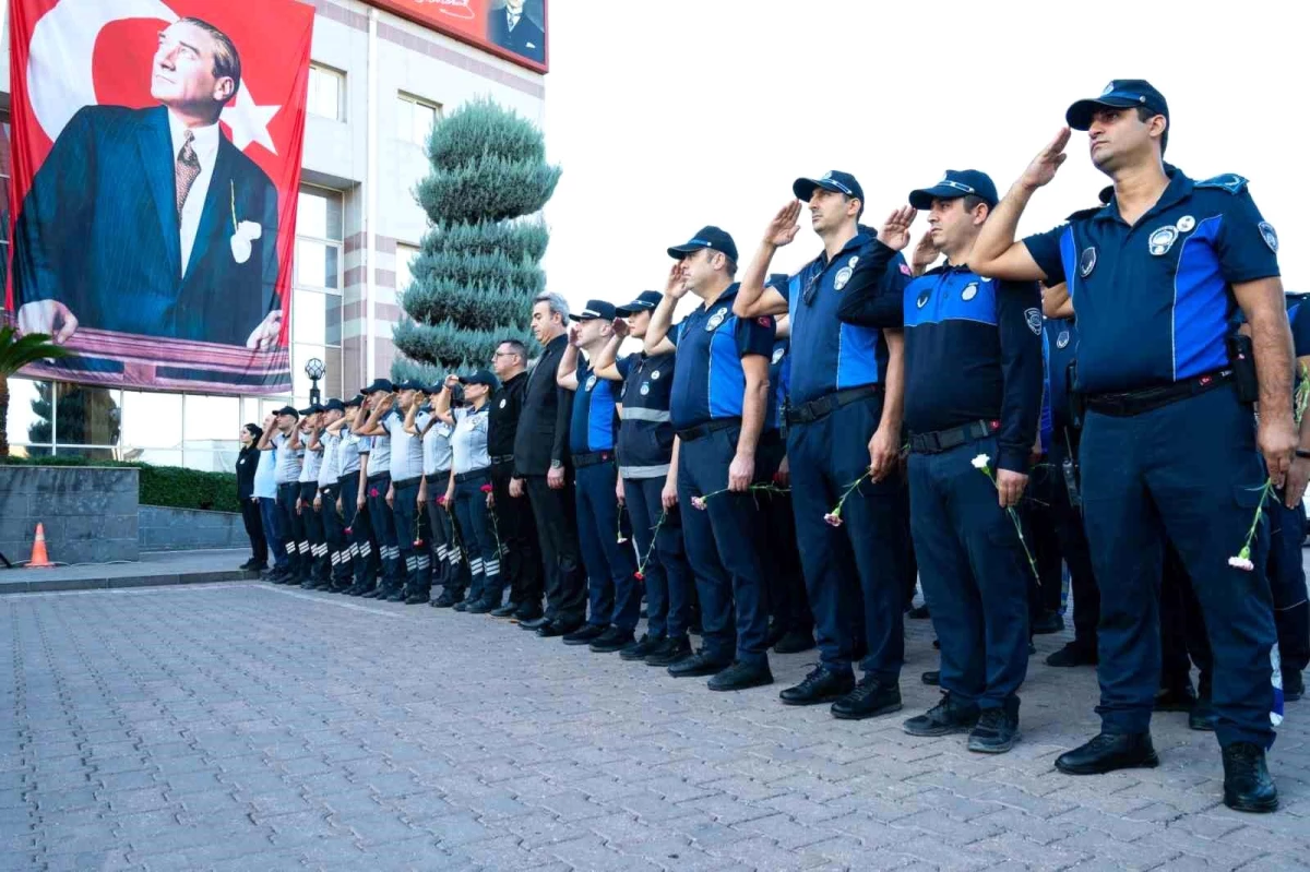 Çalışanlar belediye önünde Atatürk\'ü andı