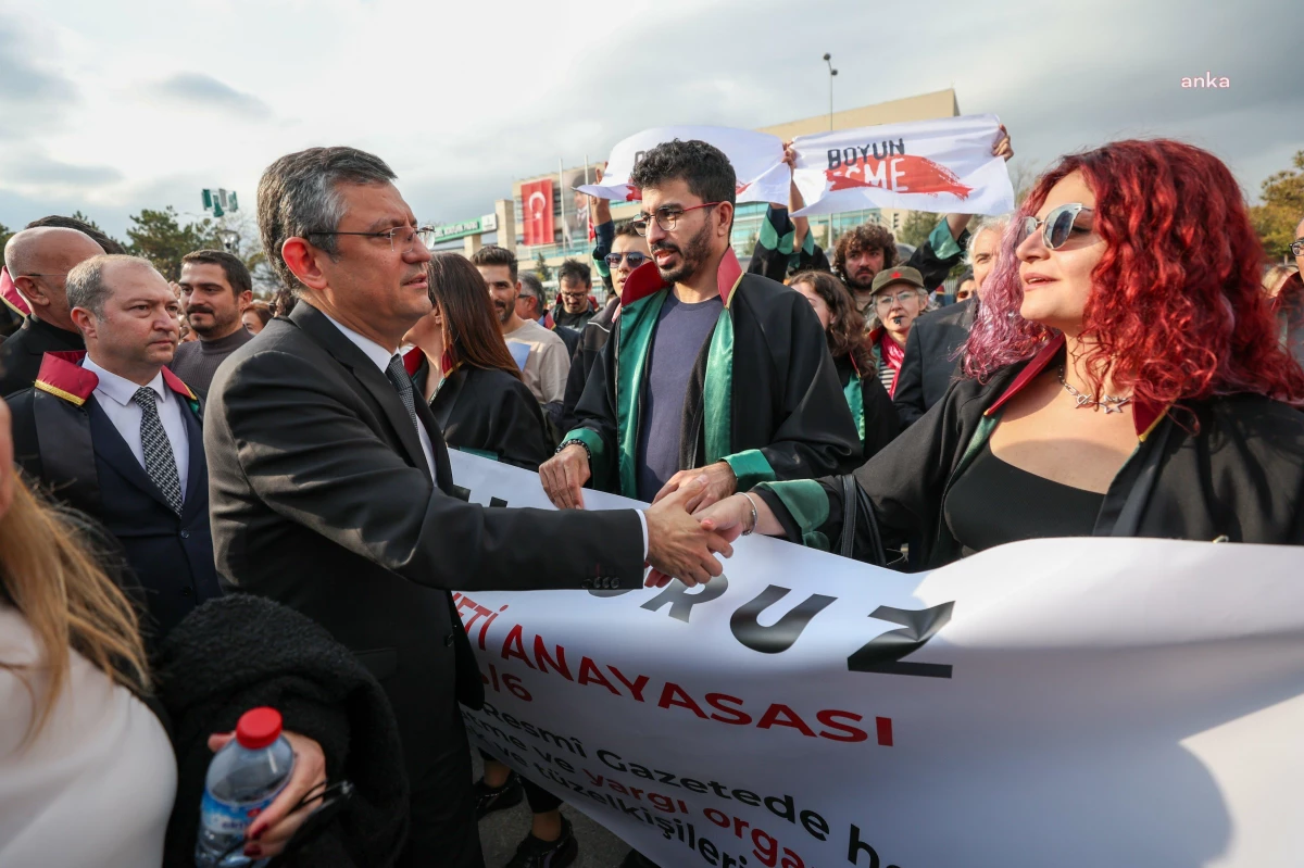 CHP Genel Başkanı Özgür Özel, Hukukun Üstünlüğü Yürüyüşü\'ne katılarak hukukçulara destek verdi