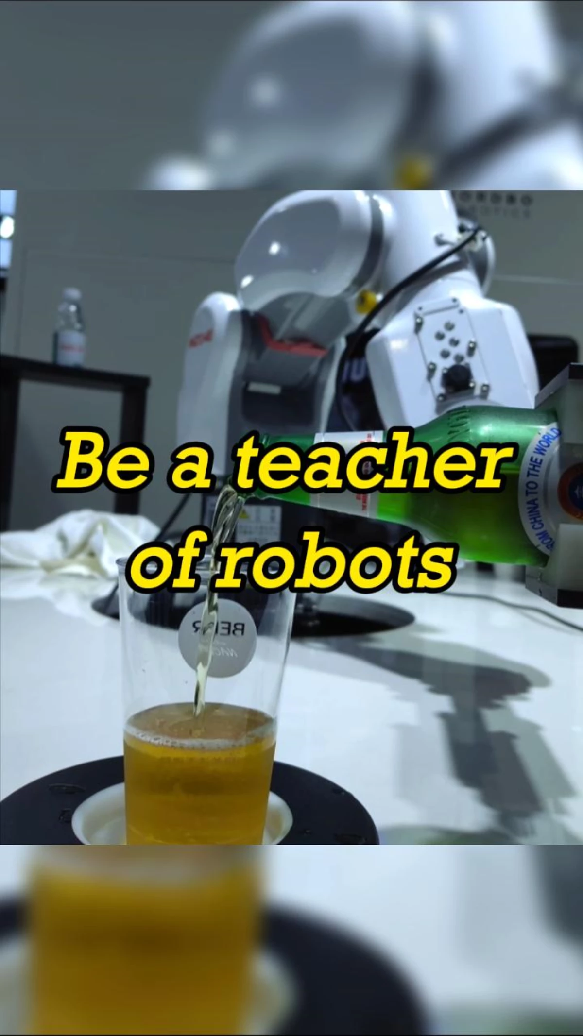 Çin\'deki Uluslararası İthalat Fuarı\'nda Robotlar Sergilendi