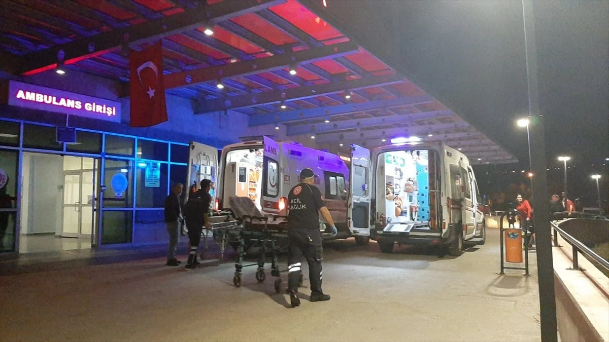 Çorum\'da minibüs şarampole devrildi, 3 kişi yaralandı