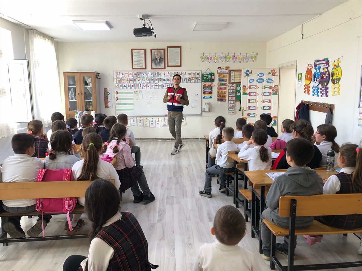 Edirne\'de Jandarma Ekipleri Bilgilendirme Faaliyetlerine Devam Ediyor