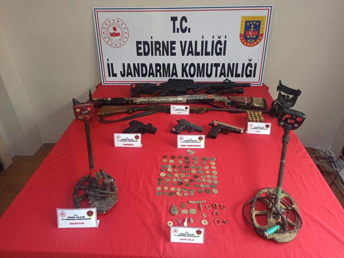 Edirne\'de Kaçakçılık Operasyonunda 524 Tarihi Obje Ele Geçirildi