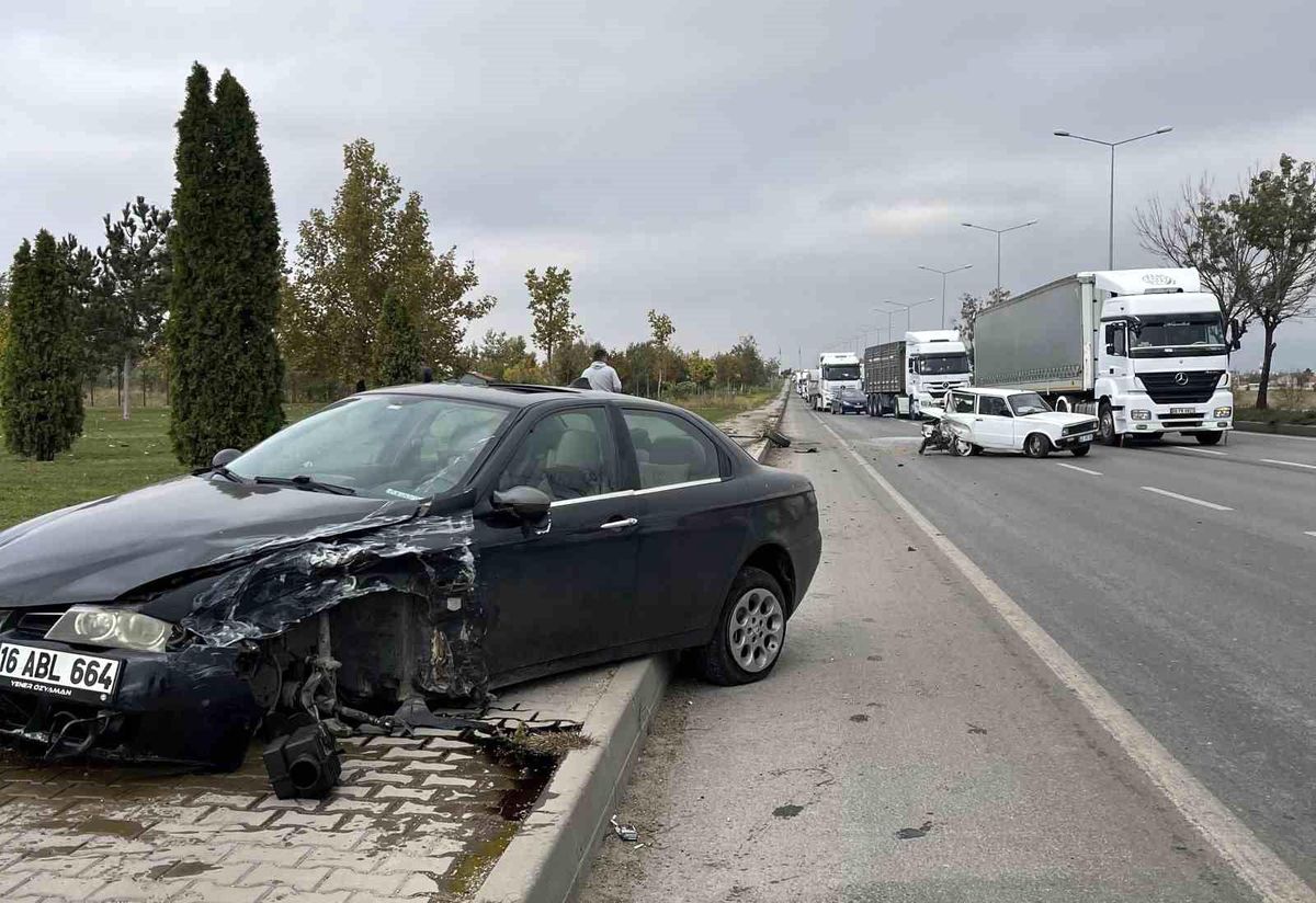 Eskişehir\'de Kaza: 2 Otomobil Kullanılamaz Hale Geldi