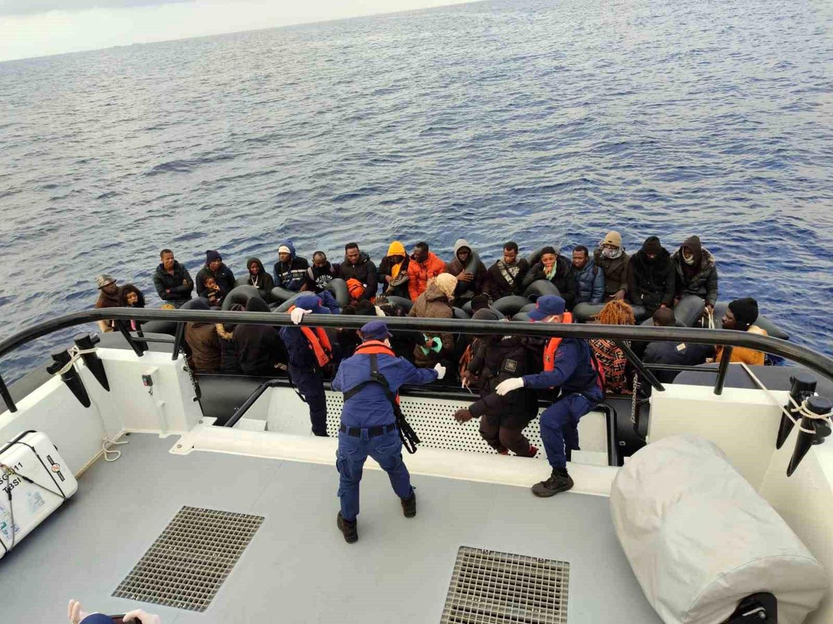 Muğla\'da Yunanistan tarafından geri itilen göçmenler kurtarıldı