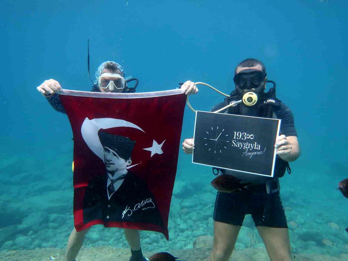 Dalgıçlar, Atatürk\'ü deniz altında anarak saygı gösterdi