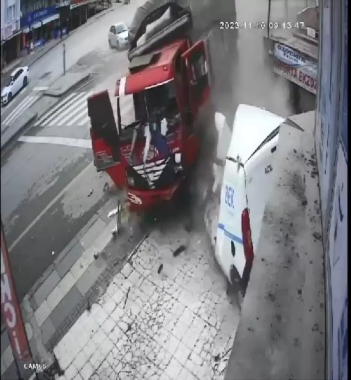 Mandalina yüklü kamyon kozmetik mağazasına girdi: 2 yaralı