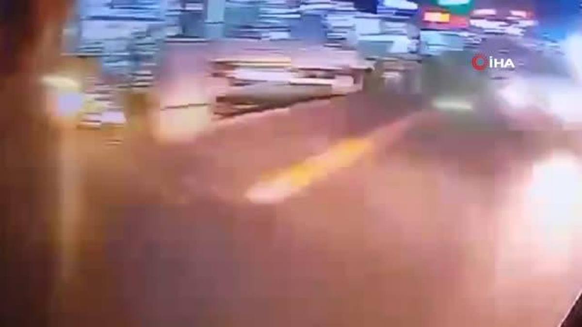 Gebze\'de otomobil halk otobüsüne çarptı, takla attı