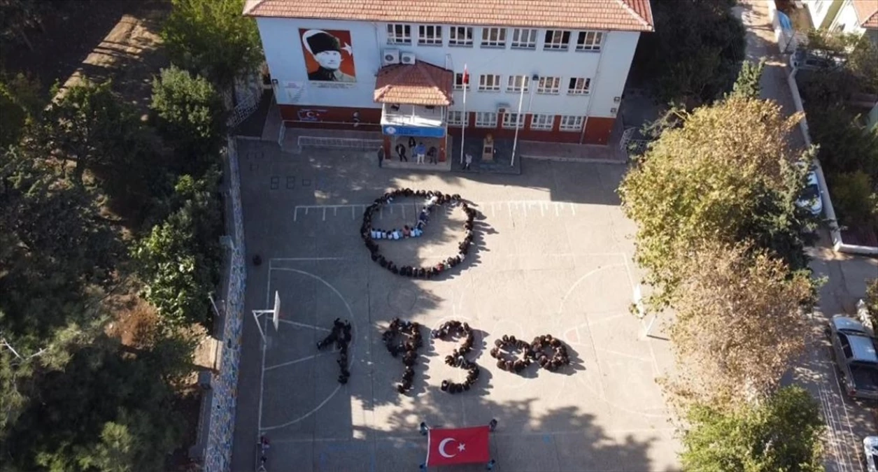 Belen ilkokulu öğrencileri Atatürk\'ü koreografiyle andı