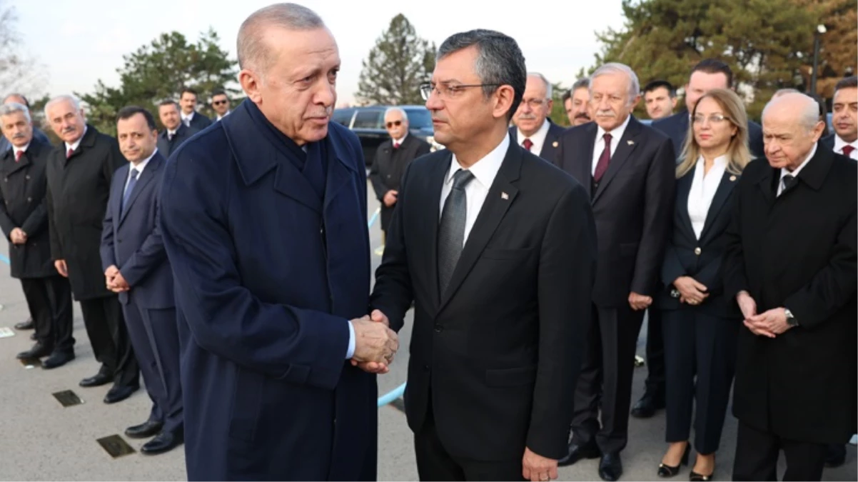 İlk karşılaşma! Cumhurbaşkanı Erdoğan ile CHP lideri Özel Anıtkabir\'de tokalaştı