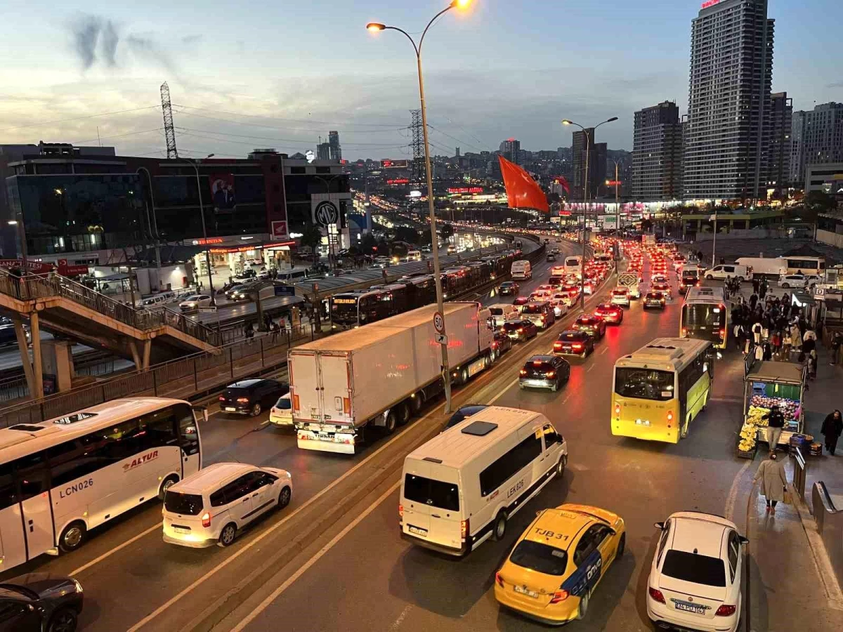 İstanbul\'da Akşam Trafik Yoğunluğu Yüzde 83\'e Ulaştı