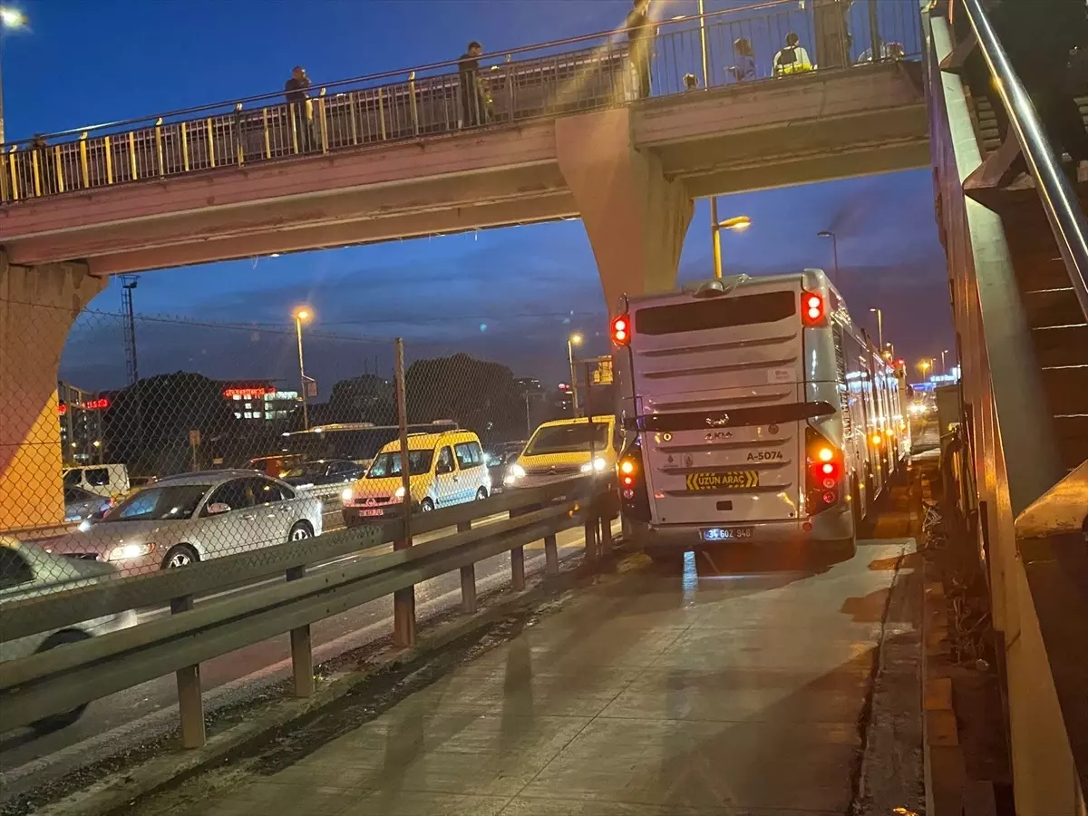 Şişli Çağlayan Durağı\'nda Metrobüs Arızası: Seferlerde Aksama Yaşandı