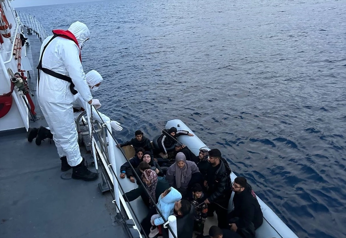 İzmir\'de Yunanistan unsurlarınca geri itilen 57 düzensiz göçmen kurtarıldı