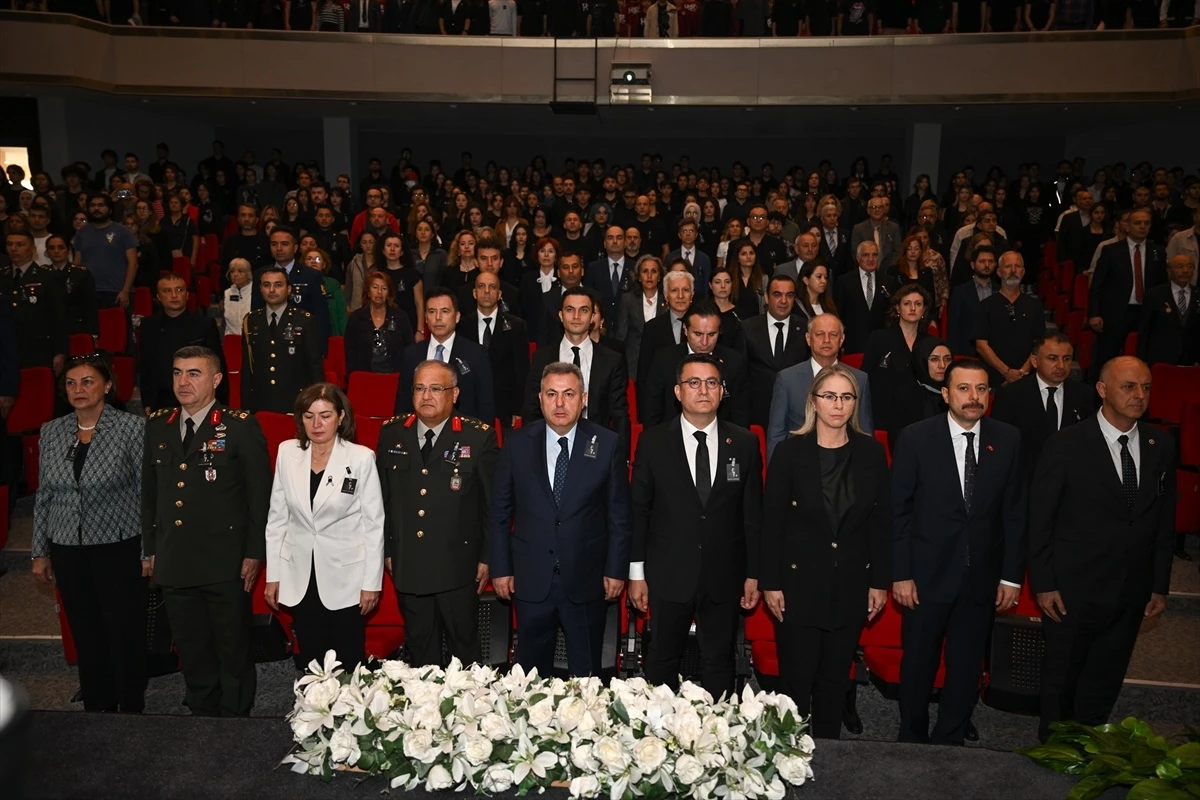 İzmir\'de Atatürk\'ün Ölüm Yıl Dönümü Anma Programı Düzenlendi