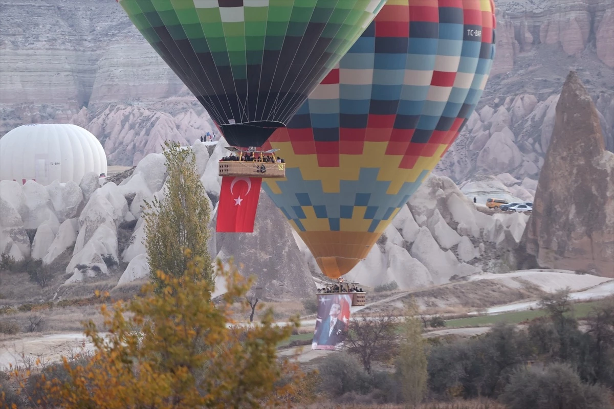 Kapadokya\'da Atatürk\'ü Anma Günü\'nde sıcak hava balonları uçtu