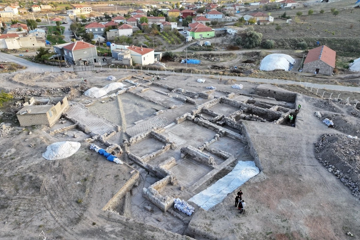 Kayseri İncesu\'da devam eden kazı çalışmalarında mozaik alanı genişliyor