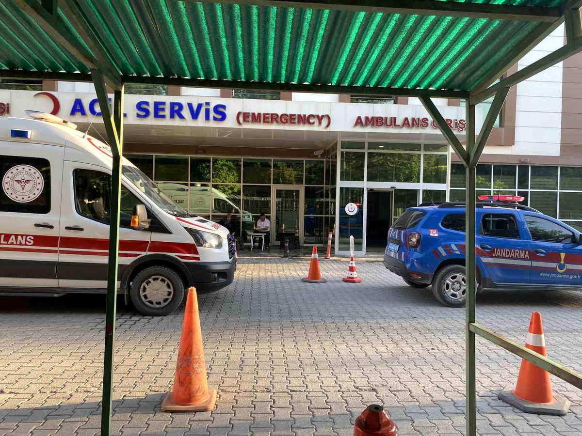 Konya\'da 2 Otomobil Çarpıştı: 2 Kişi Yaralandı