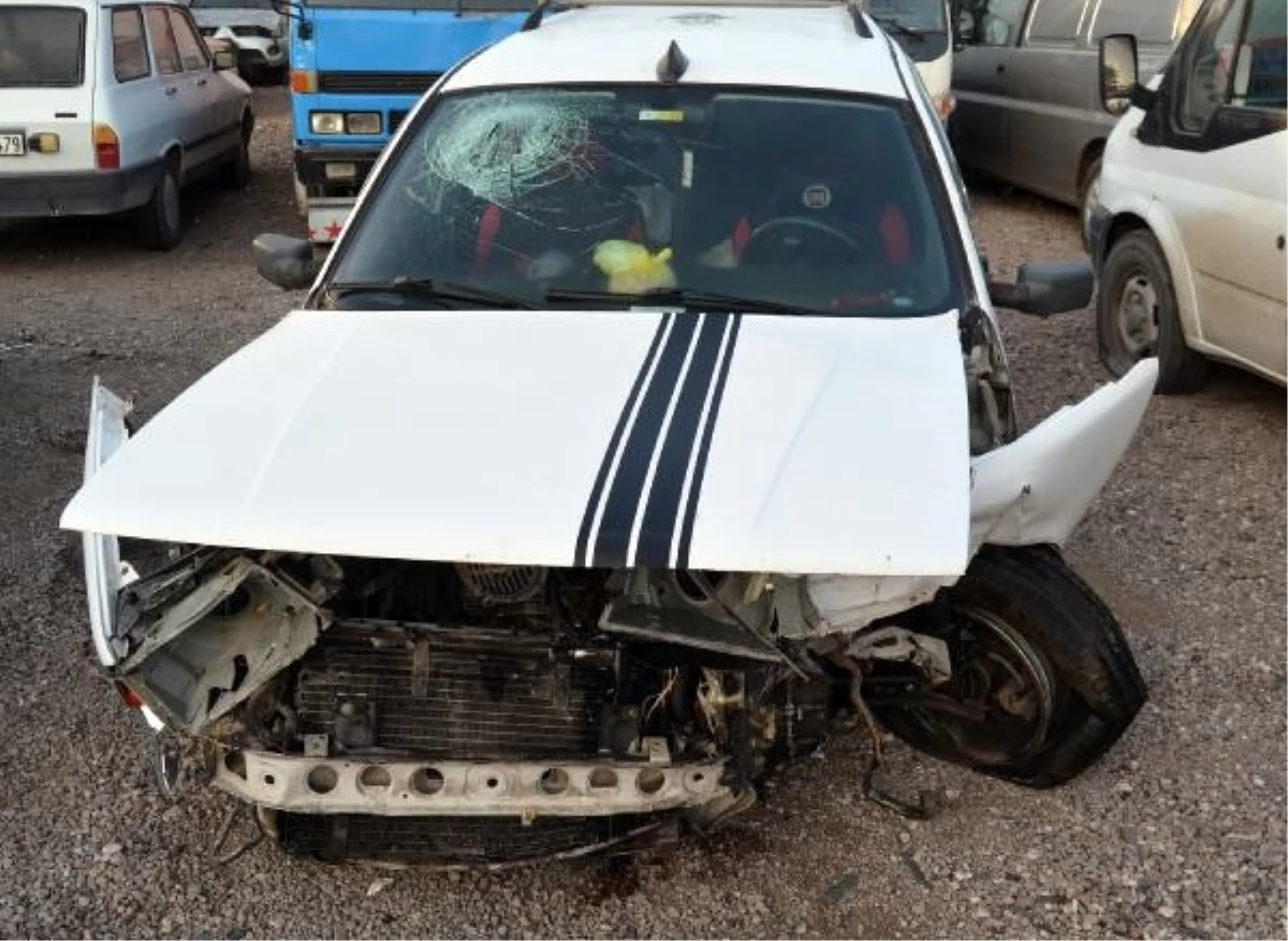 Aksaray\'da Lastiği Patlayan Otomobil Bariyerlere Çarptı: 6 Kişi Yaralandı